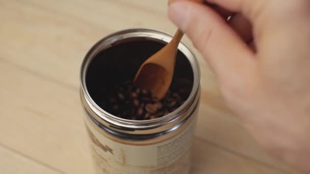 Egy Férfi Keze Kávébabot Szed Egy Fából Készült Kanállal Teli — Stock videók