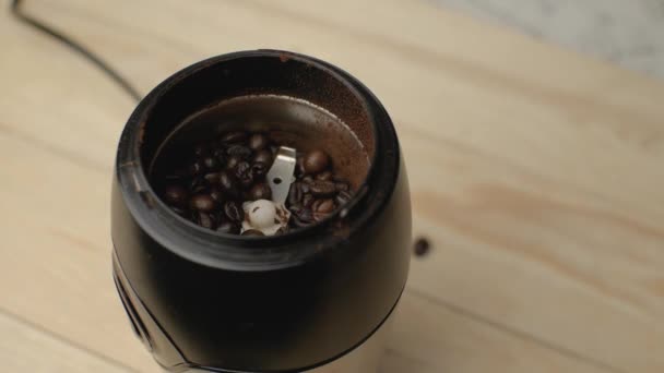 Kávébabot Töltök Egy Elektromos Kávédarálóba Közelkép — Stock videók