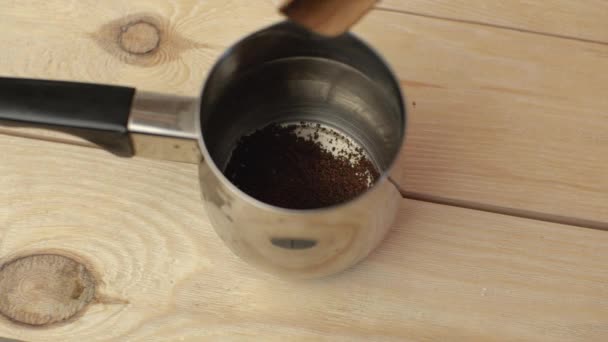 ジェズバの新鮮なコーヒーを木製のスプーンで満たします — ストック動画