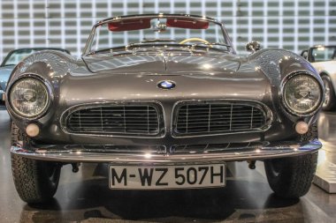 Almanya, Münih - 27 Nisan 2011: BMW 507 Roadster BMW Müzesi sergi salonunda. Araba 1956 'dan 1959' a kadar üretildi. Ön görünüm