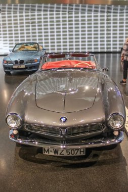 Almanya, Münih - 27 Nisan 2011: BMW 507 Roadster BMW Müzesi sergi salonunda. Araba 1956 'dan 1959' a kadar üretildi. Toplam 252 kopya üretildi
