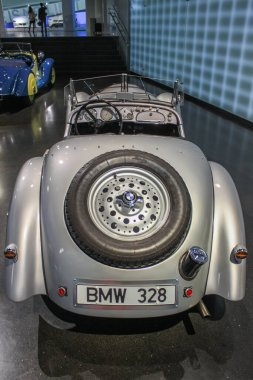 Almanya, Münih - 27 Nisan 2011: BMW 328 Roadster BMW Müzesi sergi salonunda. Arka görünüm
