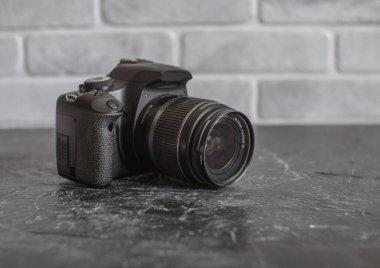 Rusya, Krasnodar - 2 Nisan 2021: 18-55 mm Balina Mercekli Eski Eskimiş Canon 500D SLR Kamerası