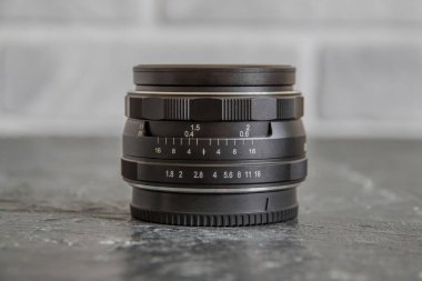 Rusya, Krasnodar - 2 Nisan 2021: Manüel lens Meike 25mm Dijital kameralar için 1,8 açıklık
