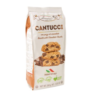 Krasnodar, Rusya - 26 Şubat 2021: Beyaz bir arkaplanda izole edilmiş, Lauieri şirketinden İtalyan kantucci kurabiyelerinin paketlenmesi. Ürün koruyucu maddeler ve renkler içermiyor