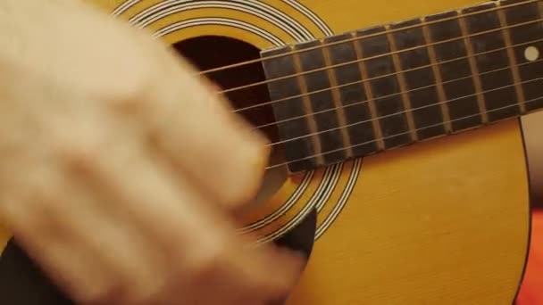 Manns Hånd Med Gult Plekter Spiller Akustisk Gitar Avgrensning – stockvideo