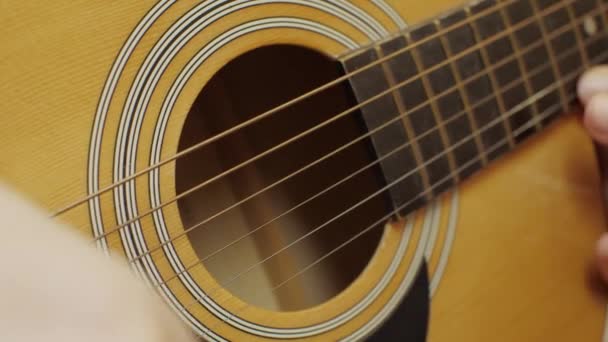 Mężczyzna Gra Solo Gitarze Akustycznej Zbliżenie — Wideo stockowe