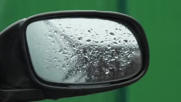 Blick Aus Dem Innenraum Auf Den Rückspiegel Des Autos Regen — Stockvideo