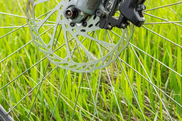 Parte Del Disco Freno Una Bicicleta Montaña Fondo Hierba Verde —  Fotos de Stock