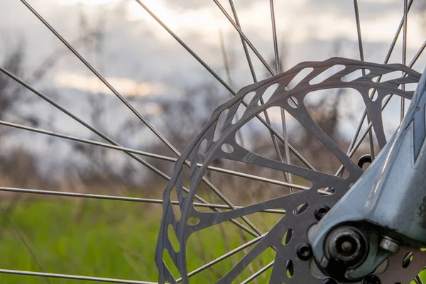 Parte Del Freno Disco Delantero Una Bicicleta Montaña Sobre Fondo —  Fotos de Stock