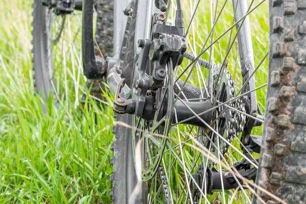 一辆轮胎肮脏的山地自行车矗立在青草丛中 后视镜健康生活方式概念 — 图库照片