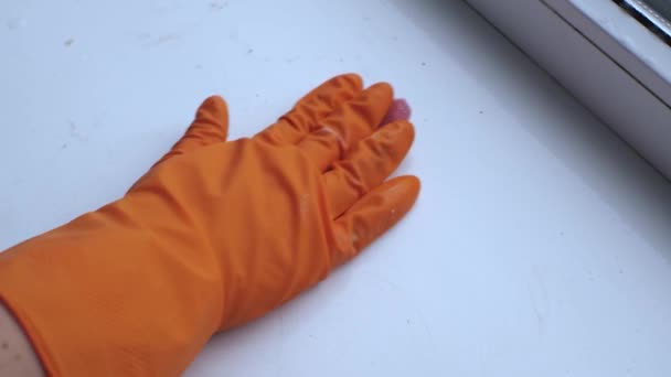 Eine Hand Einem Orangefarbenen Handschuh Schwamm Über Die Fensterbank Das — Stockvideo