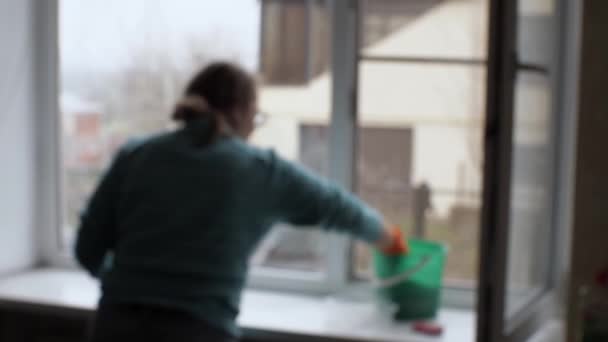Жінка Стоїть Нею Камери Миє Вікно Зображення Поза Фокусом Концепція — стокове відео