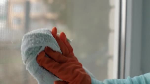 Een Hand Een Oranje Handschoen Veegt Het Glas Met Een — Stockvideo