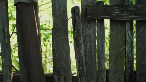古い木製の柵を閉じます 左から右へカメラの動き 村の生活の概念 — ストック動画