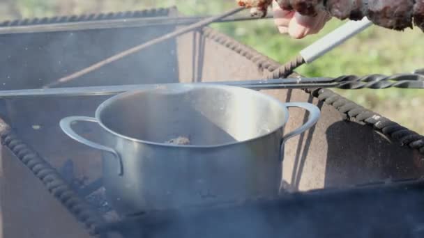 Con Cuchillo Retire Los Trozos Carne Frita Del Pincho Poco — Vídeos de Stock