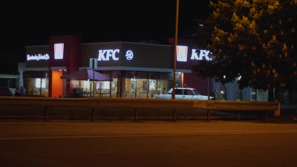 Goryachy Klyuch Krasnodar Krai สเซ พฤษภาคม 2021 Kfc บนทางหลวงใน Goryachy — วีดีโอสต็อก