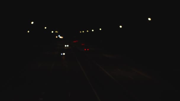 郊区夜路 灯火通明 在卡片上 所有物体都不对焦 用暗键拍下来的 — 图库视频影像