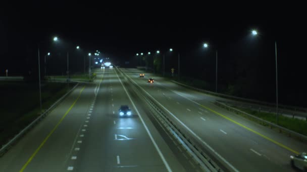 Nocna Podmiejska Autostrada Samochodami Światłami Lekkim Rozproszeniu Nagranie Nocy — Wideo stockowe