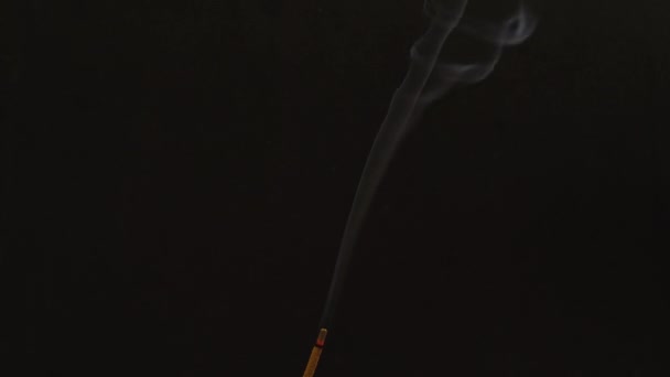 Aromatyczny Patyk Powoli Topi Się Uwalniając Skrzywiony Strumień Białego Dymu — Wideo stockowe