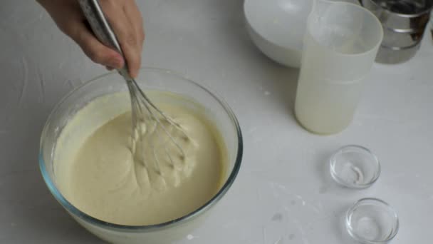 Close Van Het Proces Van Het Mengen Van Eieren Kefir — Stockvideo