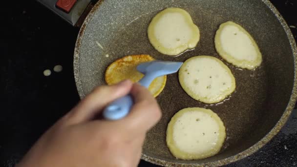 Processo Cozinhar Panquecas Uma Frigideira Close Mãos Das Mulheres Virar — Vídeo de Stock