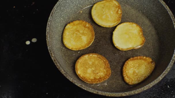 Frittelle Fritte Oro Trovano Una Padella Friggere Burro Gorgoglia Primo — Video Stock