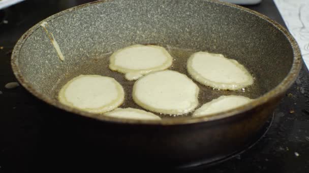 Primo Piano Del Processo Frittelle Fritte Una Padella Friggere Piatto — Video Stock