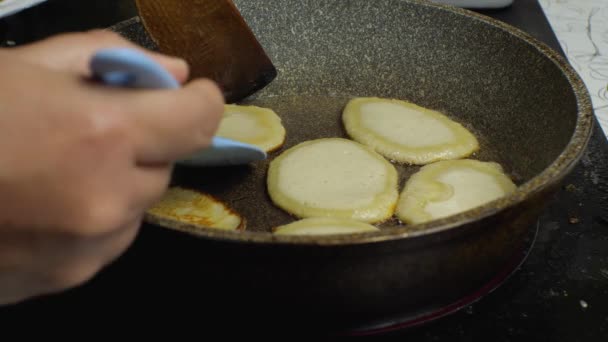 Close Van Pannenkoeken Een Koekenpan Met Spatels Traditioneel Gerecht Van — Stockvideo