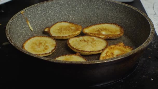 Processo Fazer Panquecas Cozinha Casa Panquecas Douradas Fritas Óleo Uma — Vídeo de Stock