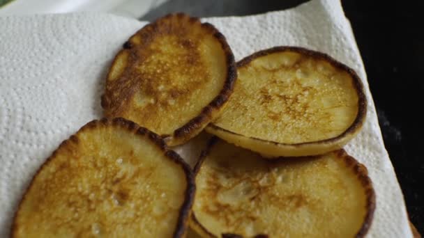 Nybakade Pannkakorna Ligger Pappershandduk Kamerarörelse Uppifrån Och Ner Traditionell Rätt — Stockvideo