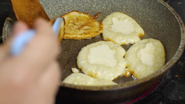 Vrouwen Handen Close Met Spatels Draai Pannenkoeken Pan Het Proces — Stockvideo