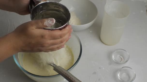 将面粉筛入透明碗并与威士忌混合的过程的特写 准备煎饼用的面团 — 图库视频影像