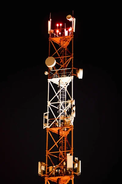 Zellenturm Auf Schwarzem Hintergrund Mobilfunk Basisstation Der Nacht — Stockfoto