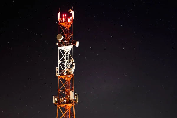 Yıldızlı Gökyüzünün Arka Planında Sistemlerinin Mobil Iletişim Kuleleri Var Geceleri — Stok fotoğraf