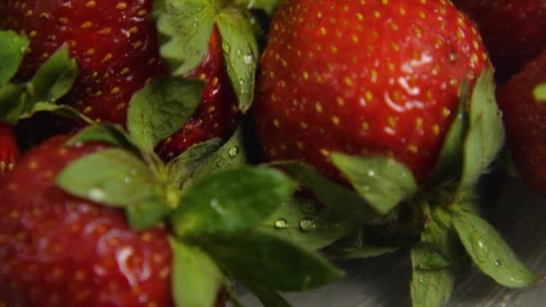 Macro Shot Rijpe Aardbeien Met Groene Bladeren Waterdruppels Beweging Van — Stockvideo