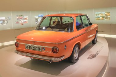 Almanya, Münih - 27 Nisan 2011: BMW 2002 TI coupe BMW Müzesi sergi salonunda. 16,448 kopya üretildi