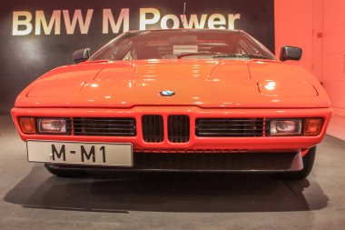 Almanya, Münih - 27 Nisan 2011: BMW M1 spor coupe BMW Müzesi sergi salonunda E26 gövdesinde. 1978 'den 1981' e kadar üretildi. 453 kopya üretildi