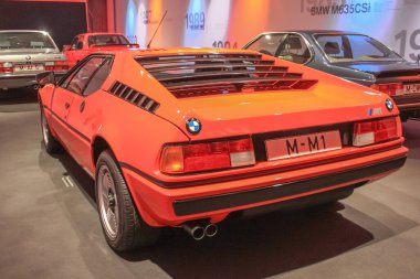 Almanya, Münih - 27 Nisan 2011: BMW M1 BMW Müzesi sergi salonunda. Arabanın fiberglas bir vücudu var.
