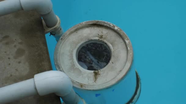 Filtro Plástico Sucio Para Limpiar Piscina Impulsa Agua Primer Plano — Vídeos de Stock