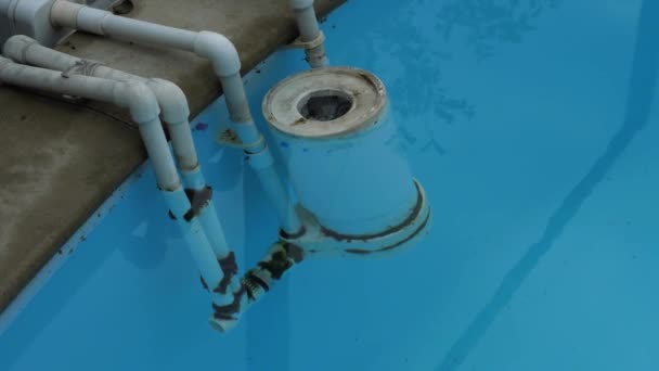 一个沾满泥巴的肮脏的塑料过滤器清洗游泳池的水 后续行动 — 图库视频影像