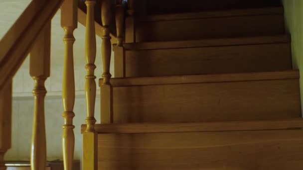 Közelkép Egy Otthoni Fából Készült Lépcsőházról Erkéllyel Fényképezőgép Mozgás Fentről — Stock videók