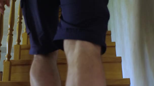 Een Man Korte Broek Met Blote Voeten Loopt Houten Trap — Stockvideo