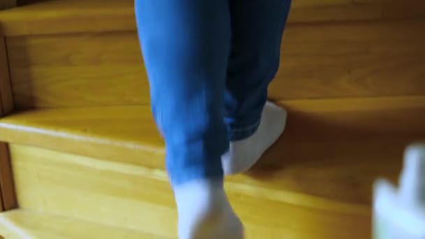 Voeten Jeans Witte Sokken Beklimmen Houten Huistrap Camera Volgt Voeten — Stockvideo