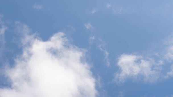 Des Nuages Blancs Filant Avant Rapide Volent Contre Ciel Bleu — Video