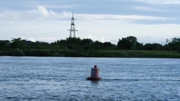 Boa Navigazione Rossa Nel Fiume Sullo Sfondo Palo Potenza Ora — Video Stock