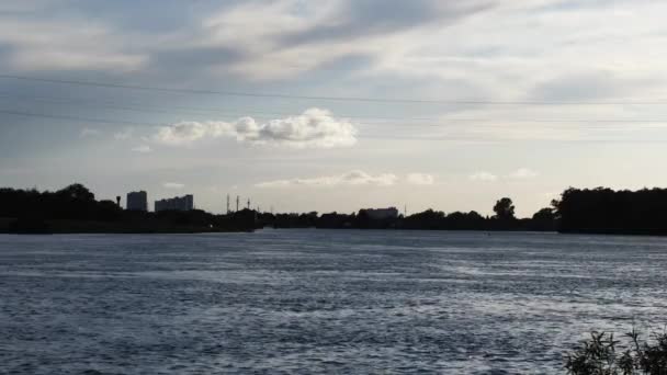 Stedelijk Landschap Een Brede Rivier Tegen Achtergrond Van Zonsondergang Hemel — Stockvideo