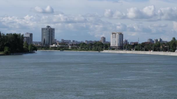 Stadslandskap Floden Bakgrunden Molnig Himmel Och Staden Kubanska Floden Krasnodar — Stockvideo