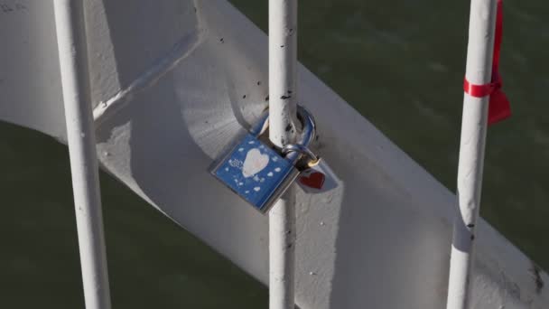 Serrature Amore Nastro Rosso Sul Ponte Simboli Moderni Del Vero — Video Stock