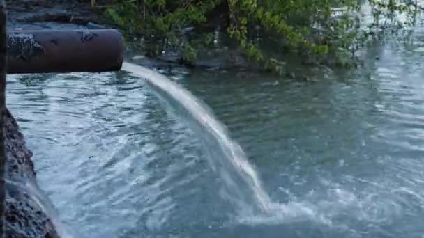 錆びたパイプから下水道水を川に排水する ロシアの環境汚染 静的なフレーム — ストック動画